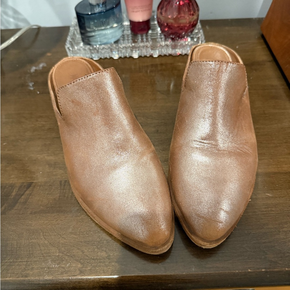 Elegant Frye Tan Shimmery Women's Slip-On Shoes